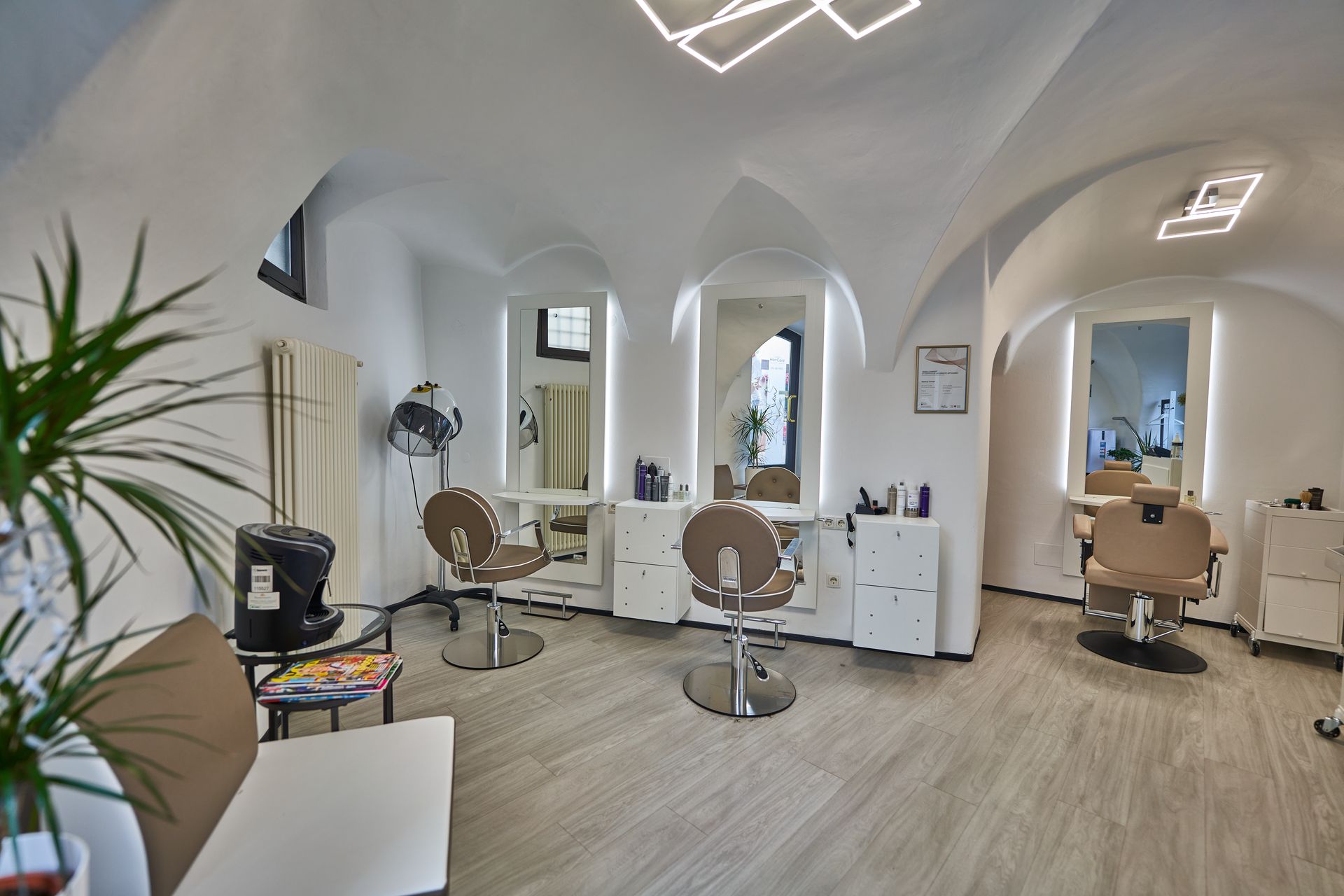 Friseursalon HairCare by Martin in Girlan - Innenbereich Damen mit Wartebereich.