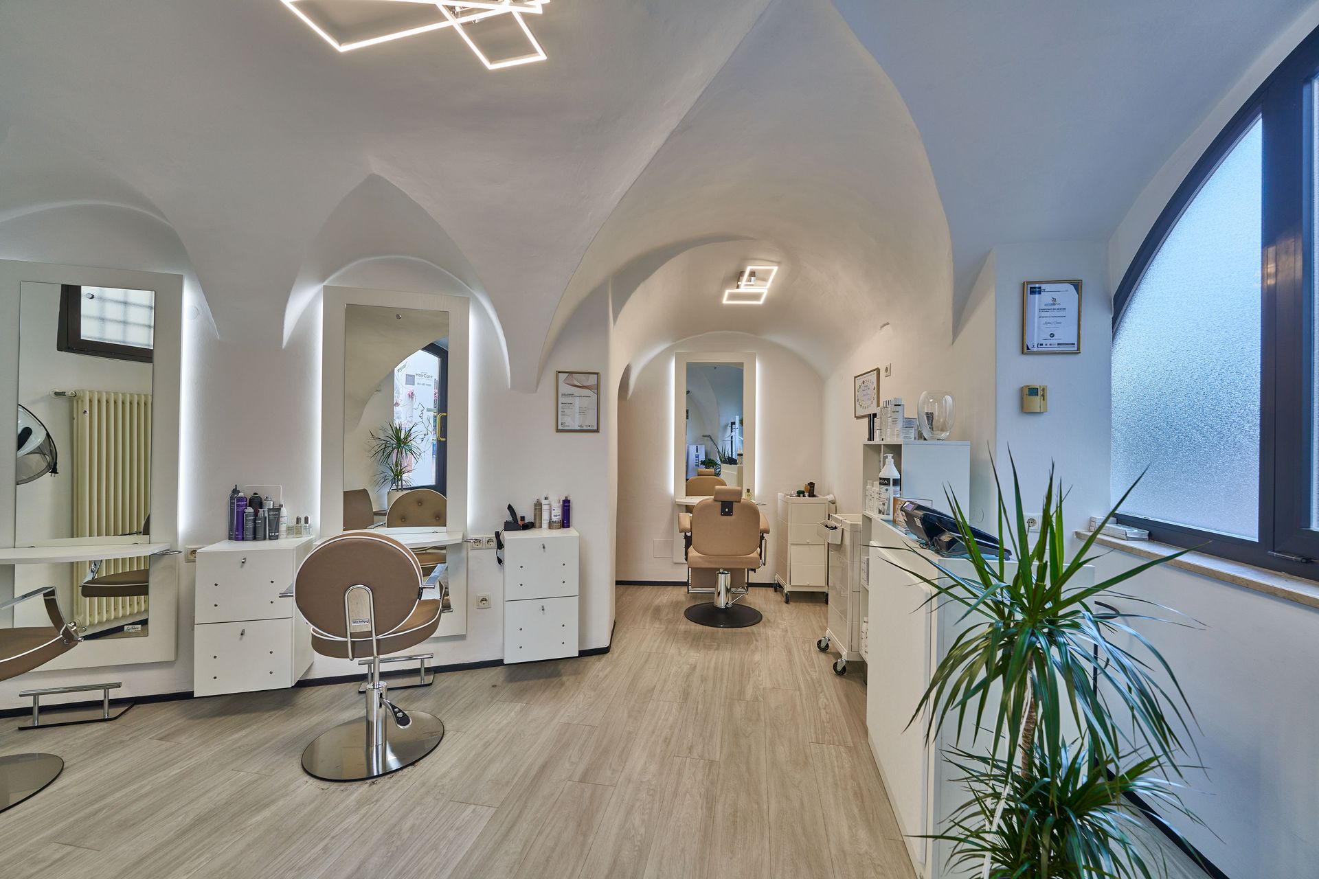 Friseursalon HairCare by Martin in Girlan - Gesamter Innenbereich mit Herrenstuhl und Empfang.